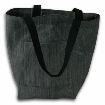 Hier sehen Sie eine schwarze PET-Einkaufstasche mit schwarzen Tragegurt auf der Außenseite ist noch eine kleinere angenähte Tasche.