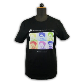 Annedore-Leber T-Shirt: Schwarzes T-Shirt mit Aufdruck von Annedore Leber und Logo des Bildungswerks.