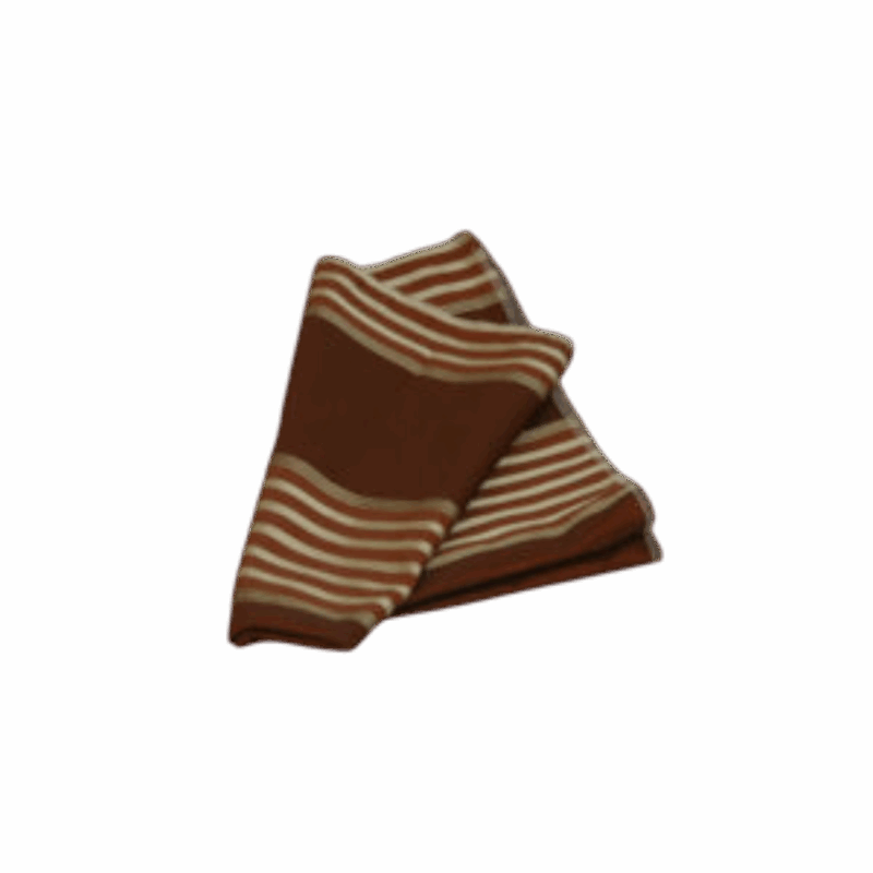 Geschenkverpackung aus Stoff mit goldenen Streifen