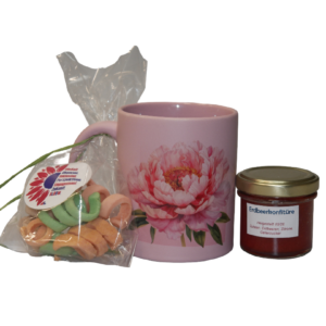 Tassen mit floralen Motiven